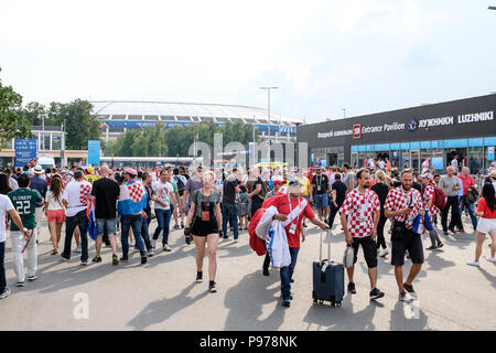 Moscou, Russie. Le 15 juillet 2018. Les partisans croates vont à l'intérieur de stade Luzhniki le match final de la coupe du monde FIFA 2018 à Moscou. La France contre la Croatie Crédit : Marco Ciccolella/Alamy Live News Banque D'Images