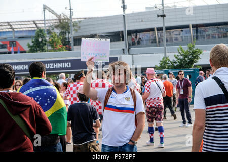 Moscou, Russie. Le 15 juillet 2018. Les partisans croates vont à l'intérieur de stade Luzhniki le match final de la coupe du monde FIFA 2018 à Moscou. La France contre la Croatie Crédit : Marco Ciccolella/Alamy Live News Banque D'Images