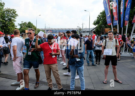Moscou, Russie. Le 15 juillet 2018. Les partisans croates vont à l'intérieur de stade Luzhniki le match final de la coupe du monde FIFA 2018 à Moscou. La France contre la Croatie Crédit : Marco Ciccolella/Alamy Live News Banque D'Images