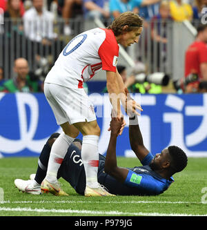 (180715) -- Moscou, 15 juillet 2018 (Xinhua) -- Luka Modric (haut) de la Croatie tire de Samuel Umtiti de France pendant la Coupe du Monde FIFA 2018 dernier match entre la France et la Croatie dans la région de Moscou, Russie, le 15 juillet 2018. (Xinhua/Li Ga) Banque D'Images