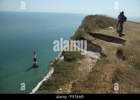 Beachy Head, UK - 14 juillet 2018 : vu sur Beachy Head surplombant la falaise Beachy Head Lighthouse 162 mètres au-dessous par une chaude journée d'été le 14 juillet 2018. Porté à des températures de 27 degrés et devrait rester élevé pendant un autre mois. La falaise, la plus haute falaise de craie en Grande-Bretagne s'élève à 162 mètres au-dessus du niveau de la mer et, malheureusement, l'un des plus fameux spots de suicide dans le monde. Crédit : David Mbiyu Banque D'Images