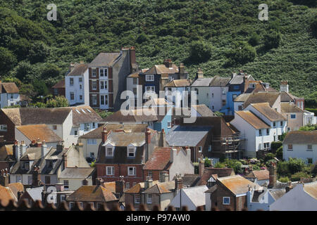 Hastings, Royaume-Uni - 14 juillet 2018 : vue générale de la station balnéaire du port de pêche de Hastings sur une chaude journée d'été comme le mal de températures au-dessus de 27 degrés pour le 14 juillet 2018. Hastings sur la côte sud de l'Angleterre se trouve à 53 km au sud-est de Londres et est à 8 kilomètres de l'endroit où la bataille de Hastings a eu lieu en octobre 1066. Crédit : David Mbiyu Crédit : david mbiyu/Alamy Live News Banque D'Images