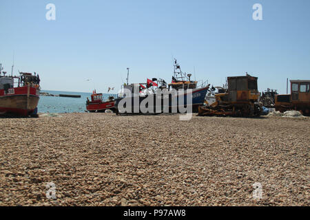 Hastings, Royaume-Uni - 14 juillet 2018 : les bateaux de pêche ancrés sur la plage de galets du port de Hastings sur une chaude journée d'été comme le mal de températures au-dessus de 27 degrés pour le 14 juillet 2018. Hastings sur la côte sud de l'Angleterre se trouve à 53 km au sud-est de Londres et est à 8 kilomètres de l'endroit où la bataille de Hastings a eu lieu en octobre 1066. Crédit : david mbiyu/Alamy Live News Banque D'Images