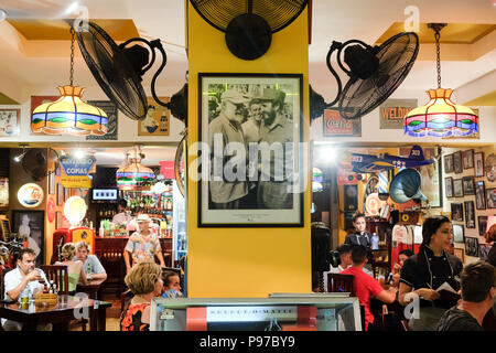 La Havane, Cuba. 23 Juin, 2019. Restaurant La Vitrola Tapas à la Plaza Vieja (vieille place) au soir. Une photo de Fidel Castro et d'Ernest Hemingway à partir de l'année 1960 s'arrête au milieu. La Havane est le foyer de l'Amérique latine coloniale préservée la plus grande vieille ville. La Havane célèbre le 500e anniversaire de sa fondation en 2019. Credit : Jens Kalaene Zentralbild-/dpa/dpa/Alamy Live News Banque D'Images