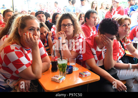 Munich, Allemagne. 15 juillet, 2018. Football : Coupe du monde, la France contre la Croatie, Final, ventilateur Mile. Supporters croates à regarder la finale de la Coupe du Monde 2018 opposant la France contre la Croatie dans la rue Leopoldstrasse dans la capitale bavaroise. Crédit : Felix Hörhager/dpa/Alamy Live News Banque D'Images