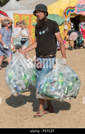 Suffolk, UK. 15 juillet 2018.Un homme recueille pour gagner de l'argent se vide de la caution scheme entretenir le site propre dans le processus - la Latitude 2018 Festival, Henham Park. Suffolk 15 Juillet 2018 Crédit : Guy Bell/Alamy Live News Banque D'Images