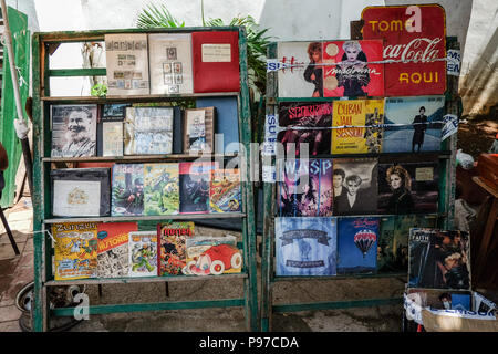 La Havane, Cuba. 23 Juin, 2019. La Plaza de Armas du marché du livre, où nombreux utilisé livres, revues, documents, photos et autres souvenirs sont proposés. La Havane est le foyer de l'Amérique latine coloniale préservée la plus grande vieille ville. La Havane célèbre le 500e anniversaire de sa fondation en 2019. Credit : Jens Kalaene Zentralbild-/dpa/dpa/Alamy Live News Banque D'Images