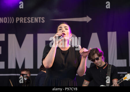 Caro Emerald en prestation au Festival 2018 Cornbury, Chadlington, Oxfordshire, UK. 15 juillet 2018. Caroline Esmeralda van der Leeuw (né le 26 avril 1981) est une chanteuse de jazz et pop néerlandaise. Elle fait ses débuts sous le nom de scène "Caro Emerald" en juillet 2009 avec "Sauvegarder". Follow-up single 'une nuit comme ça !" atteint le numéro 1 dans les Pays-Bas. L'émeraude est souvent loué pour ses remarquables performances live. Elle effectue principalement en anglais mélangé avec son propre fait des mots dans la forme de scat comme démontré dans son tube "Sauvegarder". Crédit : John Lambeth/Alamy Live News Banque D'Images