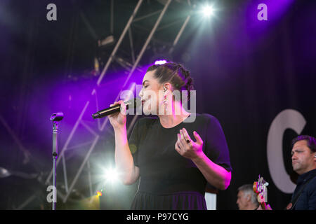 Caro Emerald en prestation au Festival 2018 Cornbury, Chadlington, Oxfordshire, UK. 15 juillet 2018. Caroline Esmeralda van der Leeuw (né le 26 avril 1981) est une chanteuse de jazz et pop néerlandaise. Elle fait ses débuts sous le nom de scène "Caro Emerald" en juillet 2009 avec "Sauvegarder". Follow-up single 'une nuit comme ça !" atteint le numéro 1 dans les Pays-Bas. L'émeraude est souvent loué pour ses remarquables performances live. Elle effectue principalement en anglais mélangé avec son propre fait des mots dans la forme de scat comme démontré dans son tube "Sauvegarder". Crédit : John Lambeth/Alamy Live News Banque D'Images