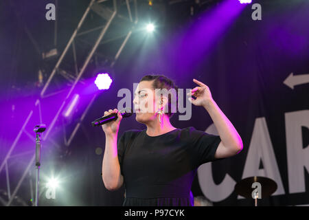 Caro Emerald en prestation au Festival 2018 Cornbury, Chadlington, Oxfordshire, UK. 15 juillet 2018. Caroline Esmeralda van der Leeuw (né le 26 avril 1981) est une chanteuse de jazz et pop néerlandaise. Elle fait ses débuts sous le nom de scène "Caro Emerald" en juillet 2009 avec "Sauvegarder". Follow-up single 'une nuit comme ça !" atteint le numéro 1 dans les Pays-Bas. L'émeraude est souvent loué pour ses remarquables performances live. Elle effectue principalement en anglais mélangé avec son propre fait des mots dans la forme de scat comme démontré dans son tube "Sauvegarder". Crédit : John Lambeth/Alamy Live News Banque D'Images