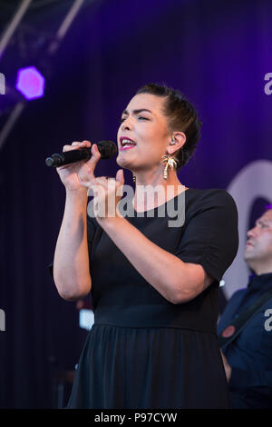 Caro Emerald en prestation au Festival 2018 Cornbury, Chadlington, Oxfordshire, UK. 15 juillet 2018. Caroline Esmeralda van der Leeuw (né le 26 avril 1981) est une chanteuse de jazz et pop néerlandaise. Elle fait ses débuts sous le nom de scène "Caro Emerald" en juillet 2009 avec "Sauvegarder". Follow-up single 'une nuit comme ça !" atteint le numéro 1 dans les Pays-Bas. L'émeraude est souvent loué pour ses remarquables performances live. Elle effectue principalement en anglais mélangé avec son propre fait des mots dans la forme de scat comme démontré dans son tube "Sauvegarder". Crédit : John Lambeth/Alamy Live News Banque D'Images