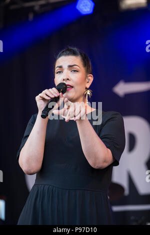 Caro Emerald en prestation au Festival 2018 Cornbury, Chadlington, Oxfordshire, UK. 15 juillet 2018. Caroline Esmeralda van der Leeuw (né le 26 avril 1981) est une chanteuse de jazz et pop néerlandaise. Elle fait ses débuts sous le nom de scène "Caro Emerald" en juillet 2009 avec "Sauvegarder". Follow-up single 'une nuit comme ça !" atteint le numéro 1 dans les Pays-Bas. L'émeraude est souvent loué pour ses remarquables performances live. Elle effectue principalement en anglais mélangé avec son propre fait des mots dans la forme de scat comme démontré dans son tube "Sauvegarder". Crédit : John Lambeth/Alamy Live News Banque D'Images