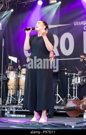 Caro Emerald en prestation au Festival 2018 Cornbury, Chadlington, Oxfordshire, UK. 15 juillet 2018. Caroline Esmeralda van der Leeuw (né le 26 avril 1981) est une chanteuse de jazz et pop néerlandaise. Elle fait ses débuts sous le nom de scène "Caro Emerald" en juillet 2009 avec "Sauvegarder". Follow-up single 'une nuit comme ça !" atteint le numéro 1 dans les Pays-Bas. L'émeraude est souvent loué pour ses remarquables performances live. Elle effectue principalement en anglais mélangé avec son propre fait des mots dans la forme de scat comme démontré dans son tube "Sauvegarder". Crédit : John Lambeth/Alamy Live News Banque D'Images