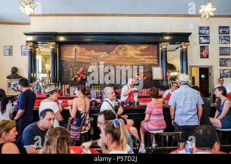 La Havane, Cuba. 23 Juin, 2018. Le bar El Floridita, dans la vieille ville de La Havane. Daiquiris, un cocktail fait de rhum, le sucre et le jus de citron est dit avoir été inventé ici. Le bar et le daiquiri est devenu populaire, surtout en raison d'Ernest Hemingway. La Havane est le foyer de l'Amérique latine coloniale préservée la plus grande vieille ville. La Havane célèbre le 500e anniversaire de sa fondation en 2019. Credit : Jens Kalaene Zentralbild-/dpa/dpa/Alamy Live News Banque D'Images