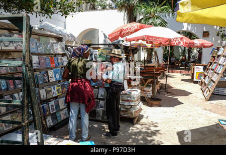 La Havane, Cuba. 23 Juin, 2018. La Plaza de Armas du marché du livre, où nombreux utilisé livres, revues, documents, photos et autres souvenirs sont proposés. La Havane est le foyer de l'Amérique latine coloniale préservée la plus grande vieille ville. La Havane célèbre le 500e anniversaire de sa fondation en 2019. Credit : Jens Kalaene Zentralbild-/dpa/dpa/Alamy Live News Banque D'Images