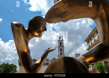 La Havane, Cuba. 23 Juin, 2018. La basilique Menor de San Francisco de Asis, la Basilique franciscaine de Saint François d'assise dans la Plaza de San Francisco peut être vu derrière la sculpture La Conversacion par l'artiste français Etienne Pirot. La Havane est le foyer de l'Amérique latine coloniale préservée la plus grande vieille ville. La Havane célèbre le 500e anniversaire de sa fondation en 2019. Credit : Jens Kalaene Zentralbild-/dpa/dpa/Alamy Live News Banque D'Images