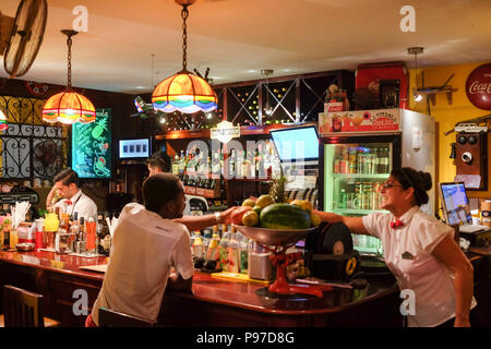 La Havane, Cuba. 23 Juin, 2018. Restaurant La Vitrola Tapas à la Plaza Vieja (vieille place) au soir. La Havane est le foyer de l'Amérique latine coloniale préservée la plus grande vieille ville. La Havane célèbre le 500e anniversaire de sa fondation en 2019. Credit : Jens Kalaene Zentralbild-/dpa/dpa/Alamy Live News Banque D'Images