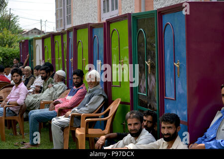 Cachemire, Inde. 15 juillet 2018. Dressing en cadeau par un organismes de bienfaisance pour des couples dans une cérémonie de mariage Sonwar domaine de Srinagar, la capitale d'été du Cachemire sous contrôle indien, l'Inde. Au moins 105 ensembles de couples ont participé à la cérémonie de mariage de masse organisée par Jaffari Conseil de Jammu-et-Cachemire musulman chiite organisation en Inde. Credit : SOPA/Alamy Images Limited Live News Banque D'Images