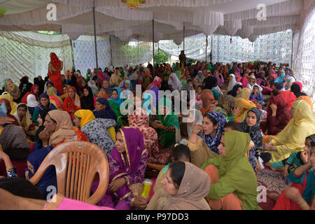 Cachemire, Inde. 15 juillet 2018. La famille musulmane du cachemire de mariées et mariés à une cérémonie de mariage Sonwar domaine de Srinagar, la capitale d'été du Cachemire sous contrôle indien, l'Inde. Au moins 105 ensembles de couples ont participé à la cérémonie de mariage de masse organisée par Jaffari Conseil de Jammu-et-Cachemire musulman chiite organisation en Inde. Credit : SOPA/Alamy Images Limited Live News Banque D'Images