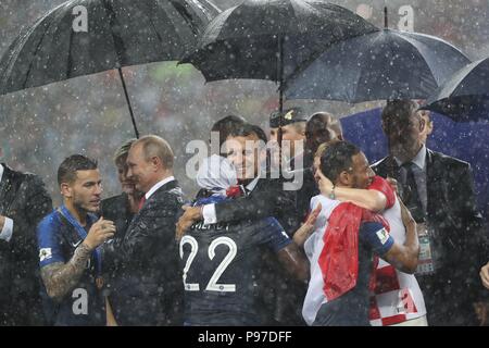 Moscou, Russie. 15 juillet, 2018. firo : 15.07.2018, Moscou, Fuvuball, Soccer, l'équipe nationale, la Coupe du Monde 2018 en Russie, Ruvuland, Coupe du Monde 2018 en Russie, Ruvuland, Coupe du Monde 2018 La Russie, Russie, Final, Finale, France - Croatie, 4 : 2, cérémonie de présentation, Prv Le Président Vladimir Poutine, Ruvuland sous la pluie, droite Président MACRON, embrasser avec Benjamin Mendy | utilisée dans le monde entier : dpa Crédit/Alamy Live News Banque D'Images