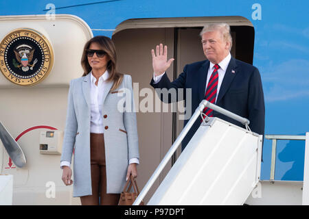 Helsinki, Finlande. 15 juillet, 2018. Le Président américain Donald Trump et son épouse Melania Trump arrivent à Helsinki, Finlande, le 15 juillet 2018. Donald Trump va rencontrer le président russe Vladimir Poutine à Helsinki le lundi. Credit : Matti Matikainen/Xinhua/Alamy Live News Banque D'Images