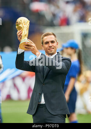 Moscou, Russie. 15 juillet 2018. Vainqueur de la Coupe du monde 2014 Le capitaine Philipp Lahm, Allemagne, Fédération de top model, activiste, philanthrope et Natalia Vodianova avec la Coupe du Monde FIFA officielle trophée original, FRANCE - COUPE DU MONDE FIFA Football CROATIE RUSSIE 2018, final, de la saison 2018/2019, le 15 juillet 2018 stade Luzhniki de Moscou, Russie. © Peter Schatz / Alamy Live News Banque D'Images