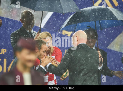 Moscou, Russie. 15 juillet 2018. Moscou, Russie. 15 juillet 2018. Emmanuel Macron, Président France embrasse le Coupe du Monde FIFA officielle trophée original, à côté de Gianni Infantino (SUI) LE PRÉSIDENT DE LA FIFA, Kolinda Grabar-Kitarovic, Président de la Croatie, vainqueur, la victoire, la cérémonie, FRANCE - CROATIE 4-1 Coupe du Monde FIFA Football 2018 RUSSIE, final, de la saison 2018/2019, le 15 juillet 2018 stade Luzhniki de Moscou, Russie. © Peter Schatz / Alamy Live News Banque D'Images