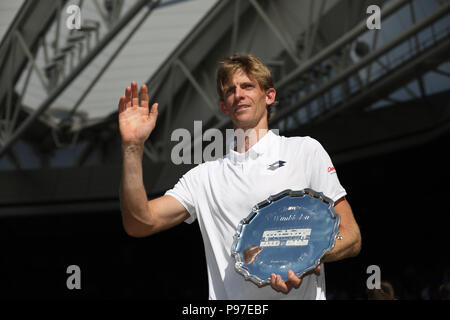 Londres, Royaume-Uni. 15 juillet 2018. Novak Djokovic la Serbie de célèbre battant Kevin Anderson, de l'Afrique du Sud pour gagner la finale du tournoi au jour thirteeen des championnats de tennis de Wimbledon à l'All England Lawn Tennis et croquet Club le 15 juillet 2018 à Londres, en Angleterre. People : Kevin Anderson Credit : tempêtes Media Group/Alamy Live News Banque D'Images