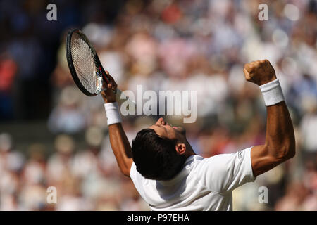 Londres, Royaume-Uni. 15 juillet 2018. Novak Djokovic la Serbie de célèbre battant Kevin Anderson, de l'Afrique du Sud pour gagner la finale du tournoi au jour thirteeen des championnats de tennis de Wimbledon à l'All England Lawn Tennis et croquet Club le 15 juillet 2018 à Londres, en Angleterre. People : Novak Djokovic Credit : tempêtes Media Group/Alamy Live News Banque D'Images