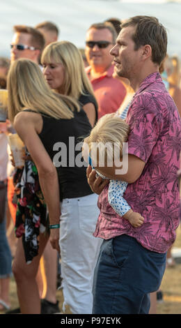 Brentwood, Essex, 15 juillet 2018 Festival de musique 2018 Brentwood de Brentwood Centre avec le groupe pop rock ouverture par le haut un jeune attaché fanCredit Ian Davidson/Alamy Live News Banque D'Images