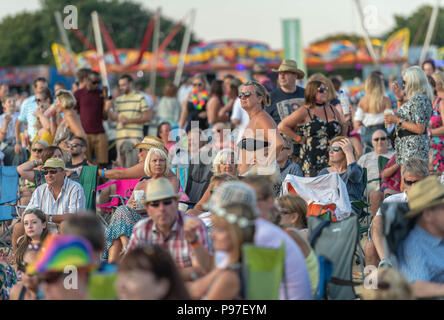 Brentwood, Essex, 15 juillet 2018 Festival de musique 2018 Brentwood de Brentwood Centre avec le groupe pop rock ouverture par le haut Le audianceCredit Ian Davidson/Alamy Live News Banque D'Images