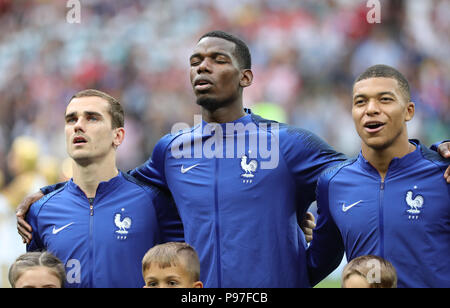 Moscou, Russie. 15 juillet, 2018. Coupe du Monde de football, 2018 : dernier match, la France contre la Croatie lors du stade Luzhniki. Antoine Griezmann de la France (de gauche à droite), Paul Pogba et Kylian Mbappe pendant l'hymne national. Crédit : Christian Charisius/dpa/Alamy Live News Banque D'Images