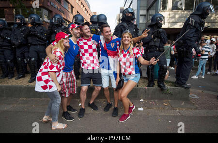 Stuttgart, Allemagne. 15 juillet, 2018. Football : Coupe du monde, la France contre la Croatie, Final. Supporters croates en tenant un avant selfies un groupe de policiers dans le Theodor Heuss Strasse. La France a battu la Croatie lors de la Coupe du Monde de la FIFA 2018 en Russie. La France est le nouveau Champion du Monde. Credit : Marijan Murat/dpa/Alamy Live News Banque D'Images