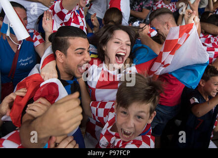 Stuttgart, Allemagne. 15 juillet, 2018. Football : Coupe du monde, la France contre la Croatie, Final. Supporters croates célébrer dans les Theodor Heuss Strasse pendant le match. La France a battu la Croatie lors de la Coupe du Monde de la FIFA 2018 en Russie. La France est le nouveau Champion du Monde. Credit : Marijan Murat/dpa/Alamy Live News Banque D'Images