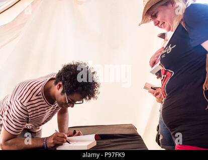 Richard Ayoade signature books, le Latitude Festival, Henham Park, Suffolk, Angleterre, 15 juillet, 2018 Banque D'Images