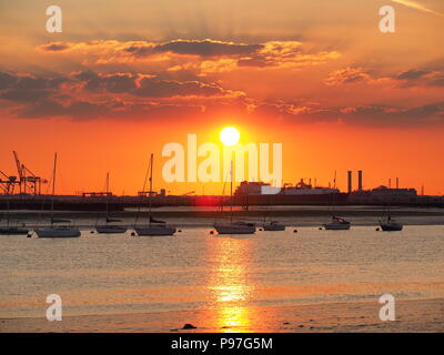 Queenborough, Kent, UK. 15 juillet, 2018. Météo France : le coucher du soleil dans le Kent, Queenborough après une journée très chaude. Méthanier 'Lobito' dans le lointain. Credit : James Bell/Alamy Live News Banque D'Images