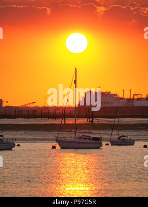 Queenborough, Kent, UK. 15 juillet, 2018. Météo France : le coucher du soleil dans le Kent, Queenborough après une journée très chaude. Méthanier 'Lobito' dans le lointain. Credit : James Bell/Alamy Live News Banque D'Images