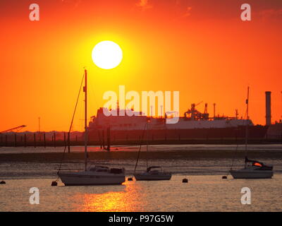 Queenborough, Kent, UK. 15 juillet, 2018. Météo France : le coucher du soleil dans le Kent, Queenborough après une journée très chaude. Méthanier 'Lobito' dans le lointain. Credit : James Bell/Alamy Live News Banque D'Images