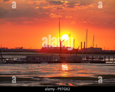 Queenborough, Kent, UK. 15 juillet, 2018. Météo France : le coucher du soleil dans le Kent, Queenborough après une journée très chaude. Thames Barge Niagara '' et 'méthanier Lobito' dans le lointain. Credit : James Bell/Alamy Live News Banque D'Images