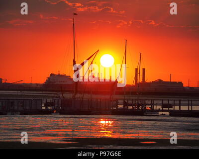 Queenborough, Kent, UK. 15 juillet, 2018. Météo France : le coucher du soleil dans le Kent, Queenborough après une journée très chaude. Thames Barge Niagara '' et 'méthanier Lobito' dans le lointain. Credit : James Bell/Alamy Live News Banque D'Images