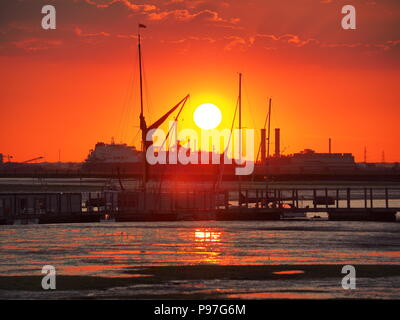 Queenborough, Kent, UK. 15 juillet, 2018. Météo France : le coucher du soleil dans le Kent, Queenborough après une journée très chaude. Thames Barge Niagara '' et 'méthanier Lobito' dans le lointain. Credit : James Bell/Alamy Live News Banque D'Images