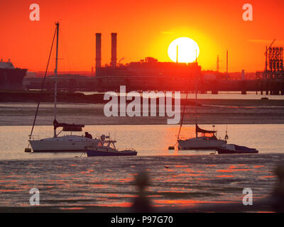 Queenborough, Kent, UK. 15 juillet, 2018. Météo France : le coucher du soleil dans le Kent, Queenborough après une journée très chaude. Credit : James Bell/Alamy Live News Banque D'Images