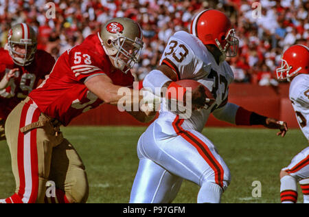 San Francisco, Californie, USA. 28 Oct, 1990. San Francisco 49ers vs Cleveland Browns à Candlestick Park Dimanche, 28 novembre 1990. 49ers beat Browns 20-17. 49er secondeur Bill Romanowski (53) rattrape le running back browns Leroy Hoard Crédit : Al Golub/ZUMA/Alamy Fil Live News Banque D'Images