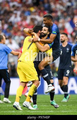 Moscou, Russie. 15 juillet 2018. Hugo Lloris Adil Rami de France et de la France pour célébrer la victoire de stade Luzhniki pendant la finale entre Franceand Croatie pendant la Coupe du Monde 2018. Ulrik Pedersen/CSM Crédit : Cal Sport Media/Alamy Live News Banque D'Images