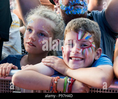 Les jeunes Rag 'n' Bone fans avec des visages peints à la latitude Festival, Henham Park, Suffolk, Angleterre, 15 juillet, 2018 Banque D'Images