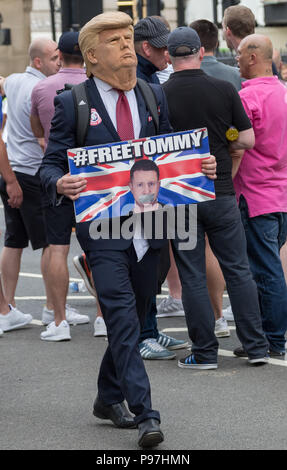 Londres, Royaume-Uni. 14 juillet 2018. Des milliers de partisans pro-Trump inscrivez-vous avec 'gratuitement' Tommy Robinson protestataires de rassemblement à Whitehall. Crédit : Guy Josse/Alamy Live News Banque D'Images