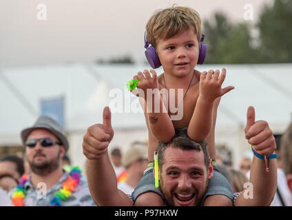 Brentwood, Essex, 15 juillet 2018 Festival de musique 2018 Brentwood de Brentwood Centre avec le Scoutisme pour les filles un kyoung mail ventilateur avec oreilles sur les épaules adultes Ian Davidson Crédit/Alamy Live News Banque D'Images