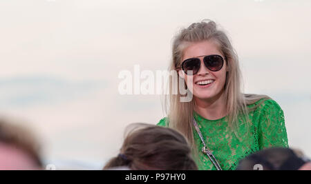 Brentwood, Essex, 15 juillet 2018 Festival de musique 2018 Brentwood de Brentwood Centre avec le Scoutisme pour les filles un ventilateur, fille sur les épaules de Ian Davidson/Alamy Live News Banque D'Images