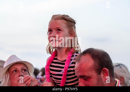 Brentwood, Essex, 15 juillet 2018 Festival de musique 2018 Brentwood de Brentwood Centre Avec Scouting for Girls une jeune femelle Crédit ventilateur Ian Davidson/Alamy Live News Banque D'Images