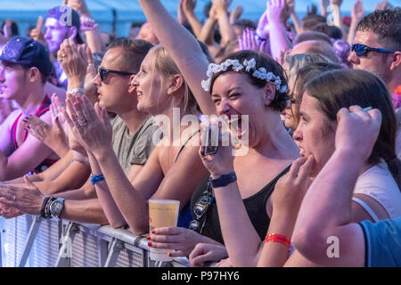 Brentwood, Essex, 15 juillet 2018 Festival de musique 2018 Brentwood de Brentwood Centre avec le Scoutisme pour les filles heureuse femme fannCredit Ian Davidson/Alamy Live News Banque D'Images